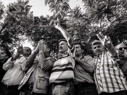 AB378111 Le dimanche 7 juin 2015, des élections législatives ont eu lieu en Turquie. Pour la première fois, le parti pro-Kurde, HDP, avait des chances de rentrer au Parlement en passant la barre des 10% de vote. Dans les semaines qui ont précédé la tenue des élections, des agressions et attentats ont été perpétrés à l'encontre des votants du HDP afin de les décourager de se rendre aux urnes. Le vendredi 5 juin, lors d'un meeting à Diyarbakir, un attentat à la bombe a fait 3 morts et plus de 300 blessés. Les secours se sont rapidement organisés mais la police a procédé à des tirs de gaz lacrymogène et à tenté de disperser la foule à l'aide d'auto-pompes (TOMA). Ceci n'a pas empêché la population d'aller voter en masse ce qui a permis au HDP de passer la barre des 13% et de présenter 80 députés au Parlement Turc. Feleknas Uca, que j'ai suivie lors de cette journée est une députée inscrite sur les listes du HDP, née en Allemagne d'une famille kurde d'origine et qui est devenue une des première femme issue de la minorité Yézidie à siéger au Parlement. Les célébrations dans les rues de Diyarbakir, considérée comme la ‟capitale du Kurdistan Turc‟, ont mis un point final à ces élections.