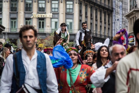 AB392443 On the occasion of the 2nd edition of the Kurdish Cultural Week in Brussels, a march with traditional costumes, music, and with a couple riding horses like done during weddings went through the center of the city.